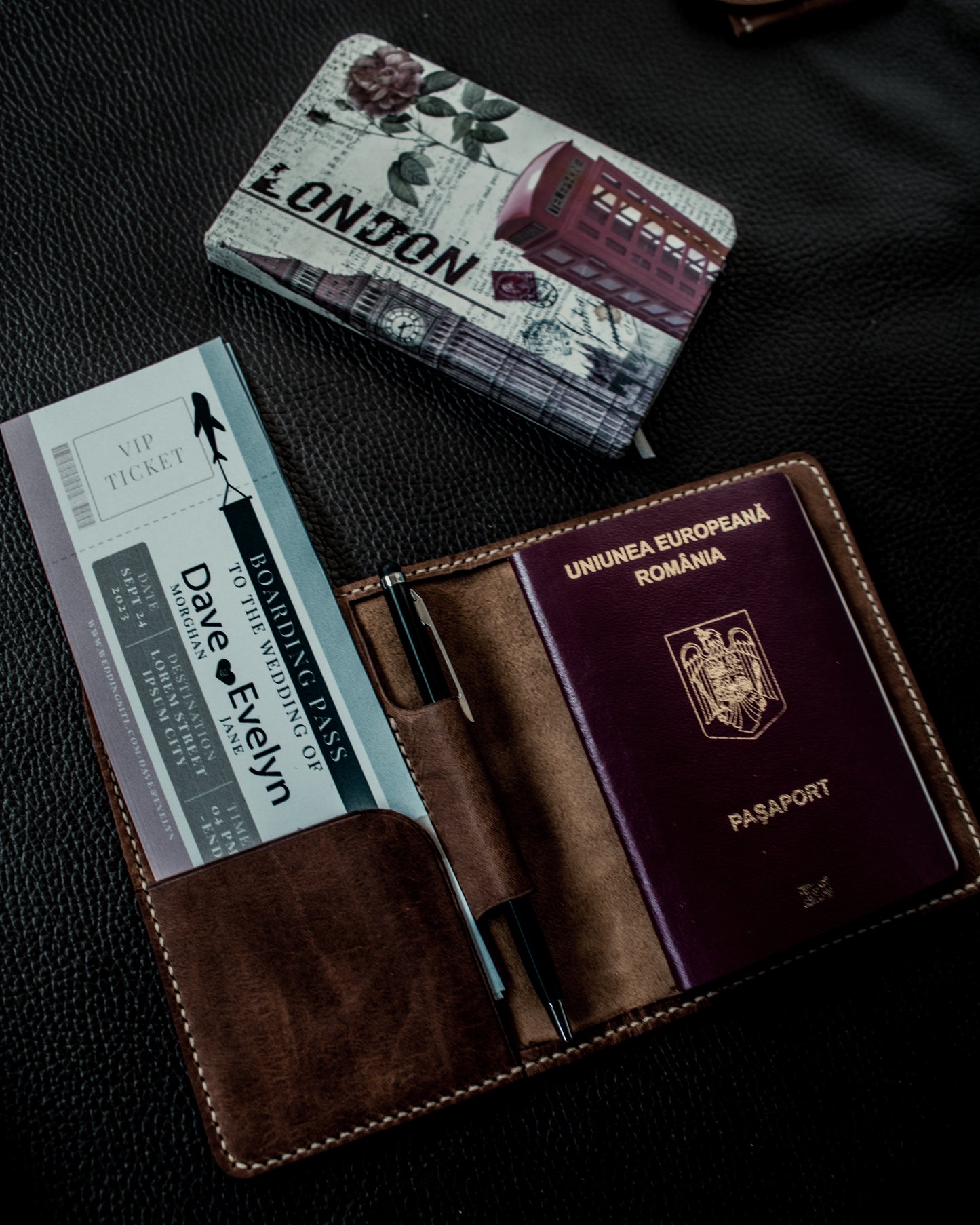 Husă bifold din piele pentru pașaport